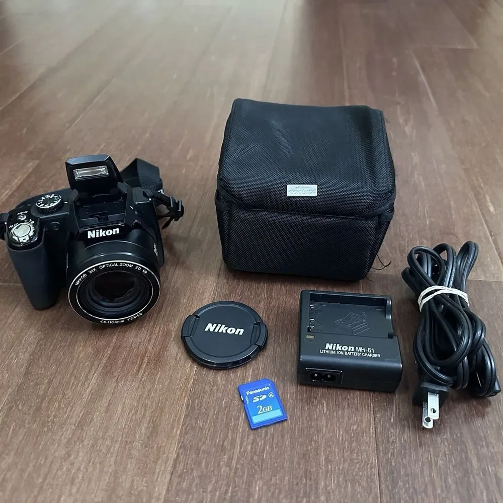 Nikon Coolpix P90 12.1MP Digital Bridge Camera 24x Optical Zoom Charger - Tested